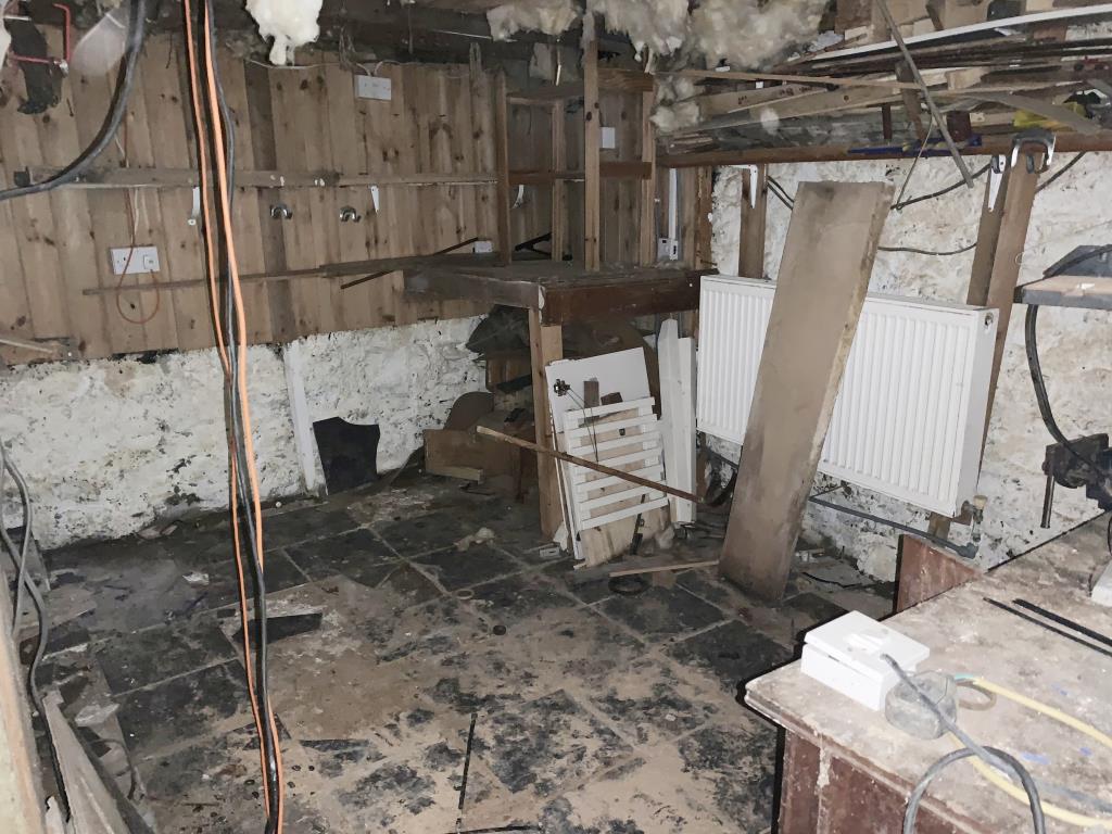 Lot: 67 - SEMI-DETACHED HOUSE FOR UPDATING -